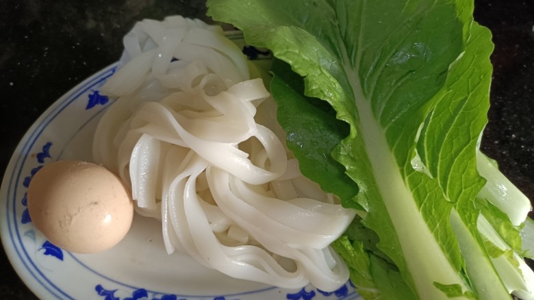鸡蛋炒粉,备好食材