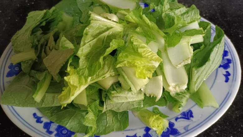 鸡蛋炒粉,<a style='color:red;display:inline-block;' href='/shicai/ 3517'>青菜</a>洗净切条