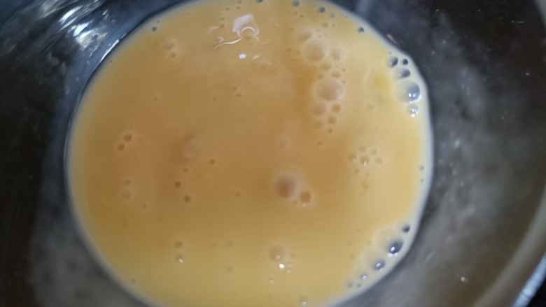 鸡蛋炒粉,<a style='color:red;display:inline-block;' href='/shicai/ 9'>鸡蛋</a>搅拌与碗中