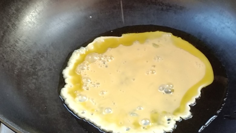 鸡蛋炒粉,起锅烧油，放入搅好的蛋液