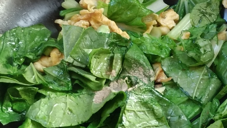 鸡蛋炒粉,放入胡椒，味精