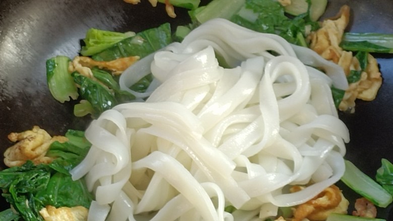 鸡蛋炒粉,放入<a style='color:red;display:inline-block;' href='/shicai/ 547'>米粉</a>