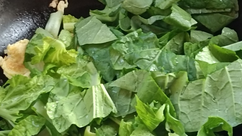 鸡蛋炒粉,倒入青菜