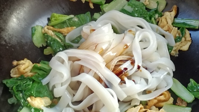 鸡蛋炒粉,放入<a style='color:red;display:inline-block;' href='/shicai/ 788'>生抽</a>，充分炒匀