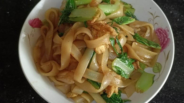 鸡蛋炒粉,装盘