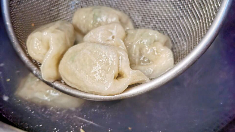 蛤蜊水饺,二点水后，饺子浮出水面即可