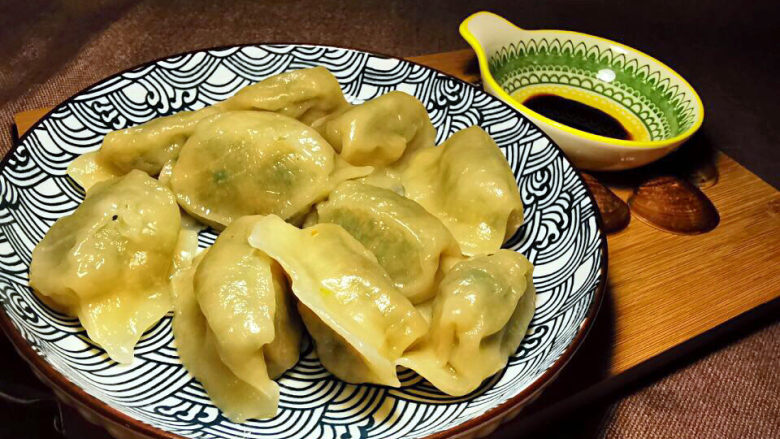 蛤蜊水饺,装盘上桌,配上一碟酱油醋,妙哉