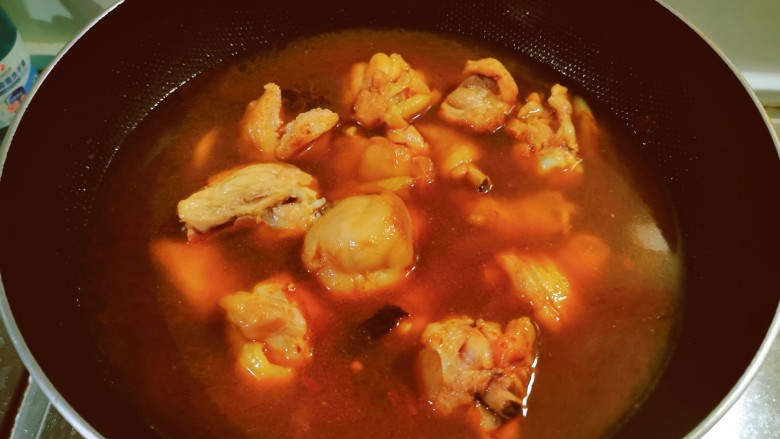 大盘鸡拌面,添加清水,水量与食材持平,大火烧开,烧至鸡腿八分熟。