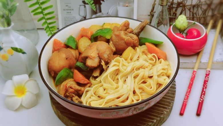 大盘鸡拌面,盛到面碗里,即食。