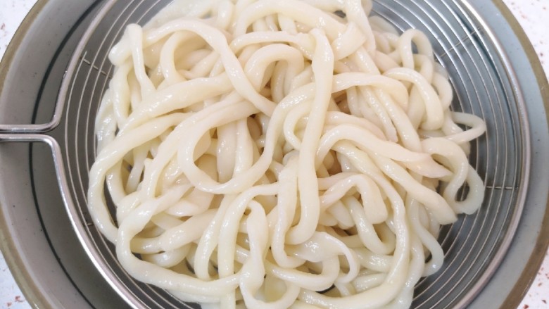 大盘鸡拌面,看看煮好的面条,透亮有光泽。
