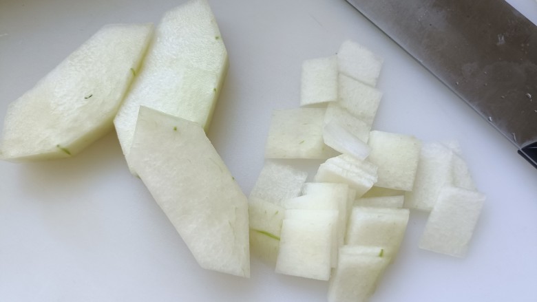 冬瓜瘦肉汤,冬瓜切小薄片;