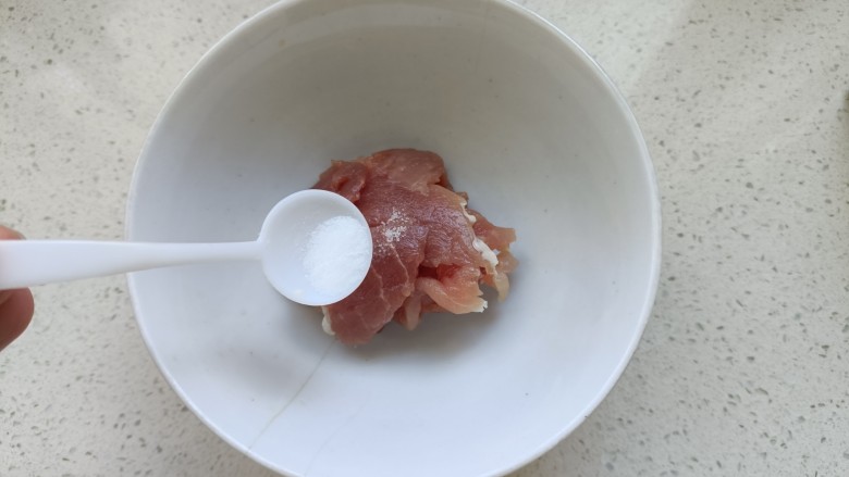 冬瓜瘦肉汤,肉片里加少许盐;
