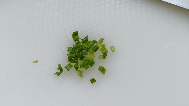 冬瓜瘦肉汤,在熟食板上切葱花备用;