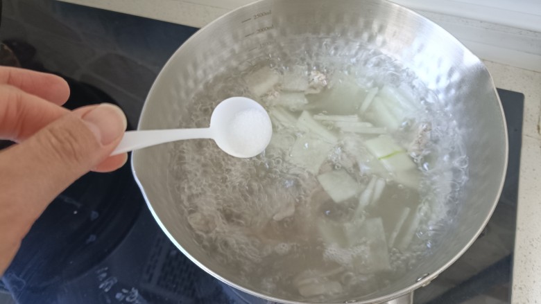 冬瓜瘦肉汤,肉片下去很快就熟了,这时候加适量的盐调味儿;