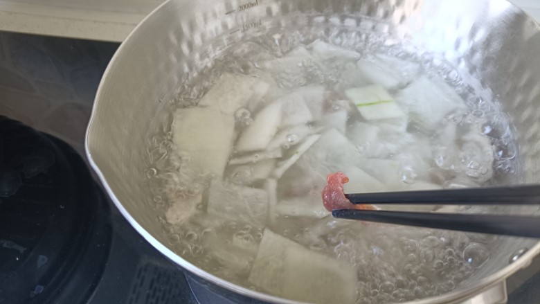 冬瓜瘦肉汤,把腌好的肉片夹散一片片放入汤中,否则入水会粘连成一大坨;