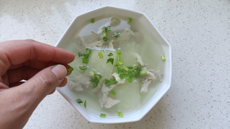 冬瓜瘦肉汤,出锅后撒上葱花;