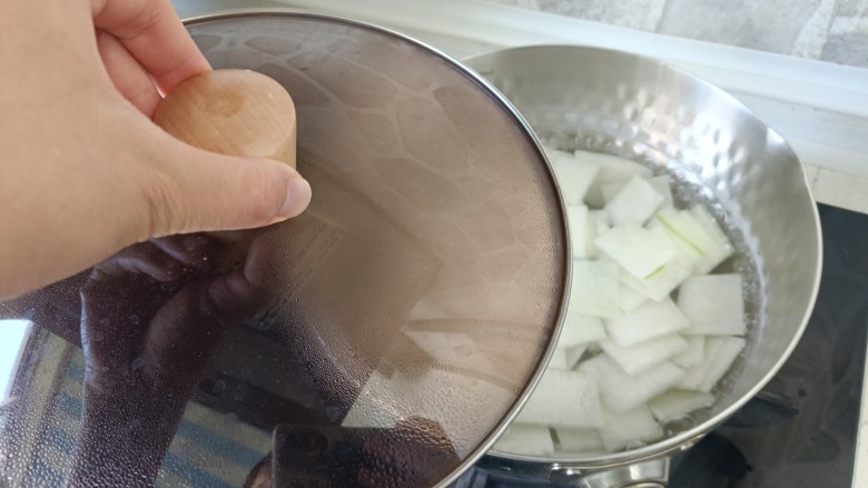 冬瓜瘦肉汤,加盖中小火煮3分钟;