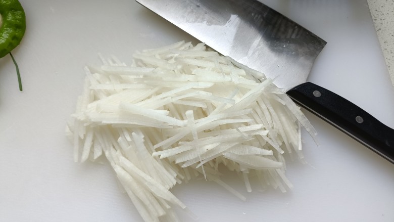 白萝卜炒鸡蛋,白萝卜切成丝备用;