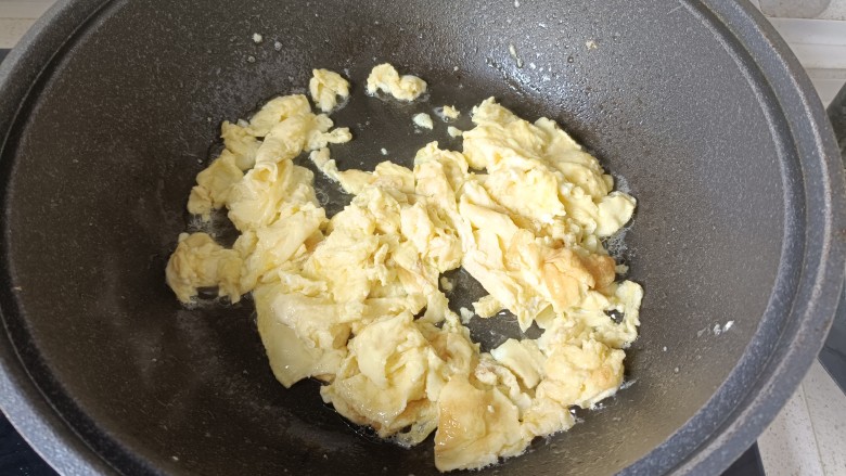 白萝卜炒鸡蛋,鸡蛋炒好盛出备用;