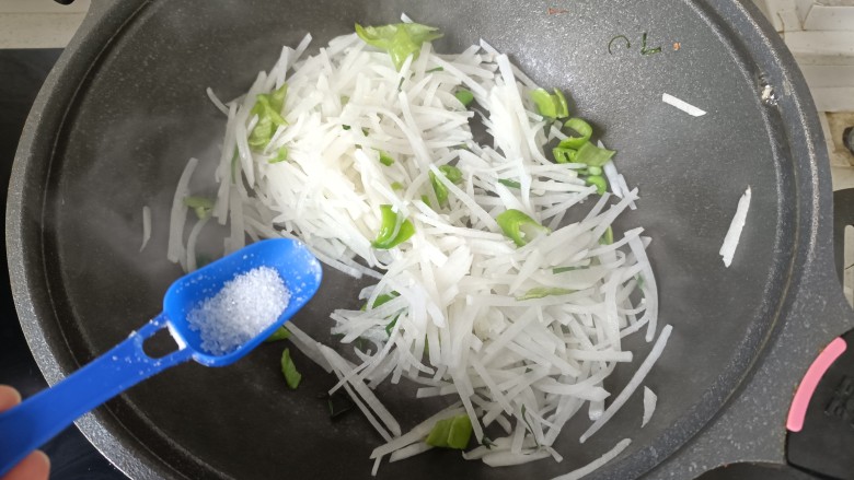 白萝卜炒鸡蛋,加少许白糖提鲜;