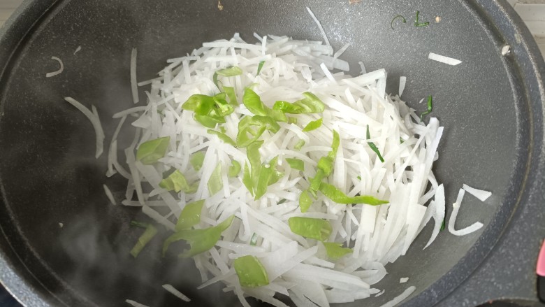 白萝卜炒鸡蛋,再加入青椒炒一分钟;