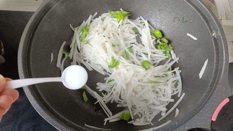 白萝卜炒鸡蛋,根据自己的口味加盐调味儿;