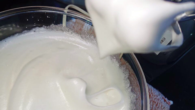 红薯慕斯蛋糕,蛋白加<a style='color:red;display:inline-block;' href='/shicai/ 10588'>糖</a>及几滴柠檬汁，打成弯勾状态