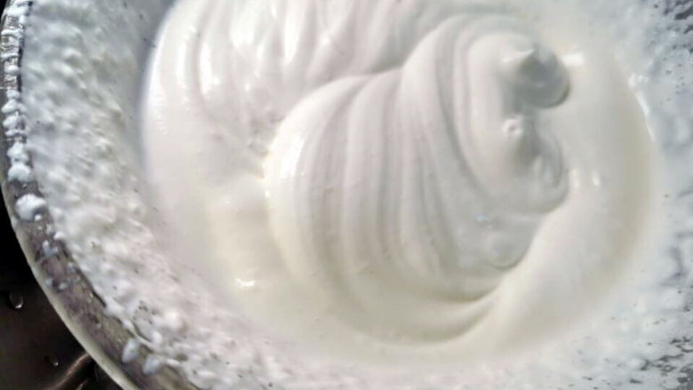 红薯慕斯蛋糕,淡奶油加糖，隔着冰水打成带纹路状