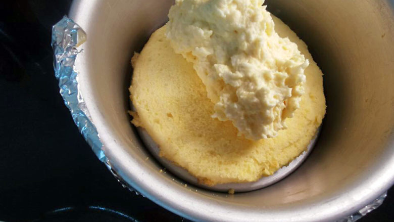 红薯慕斯蛋糕,加入红薯慕斯，抹平