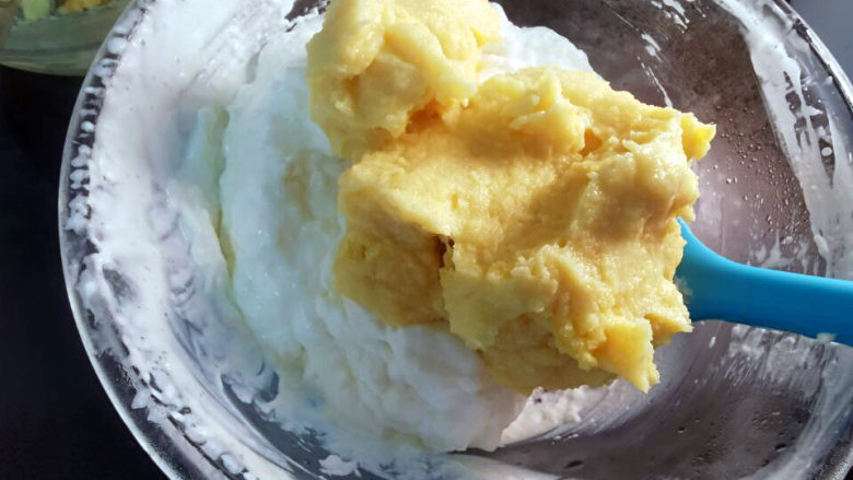 红薯慕斯蛋糕,再加入红薯泥拌匀