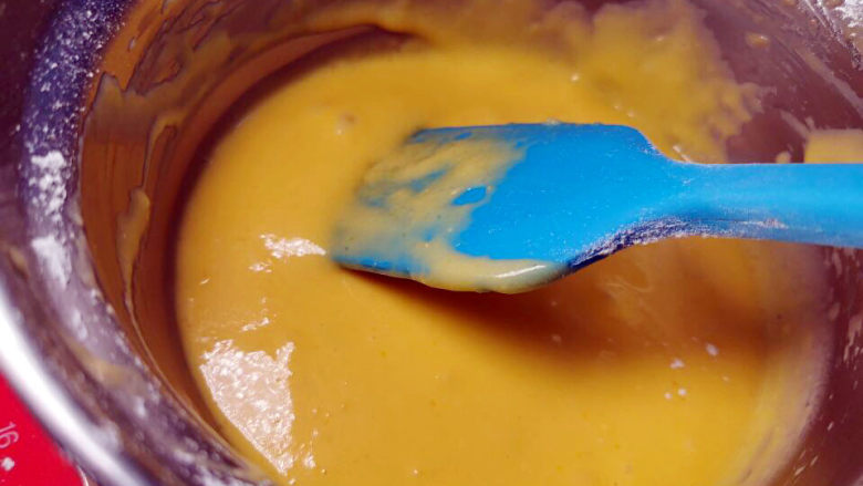 红薯慕斯蛋糕,拌匀后就是蛋糕生胚的蛋黄糊部分