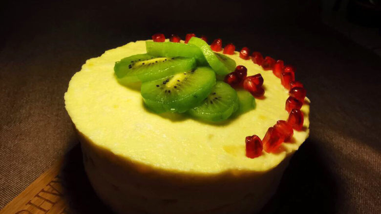 红薯慕斯蛋糕,取出红薯慕斯蛋糕，将水果装饰一下，就完成了。切刀泡过热水，更好切。