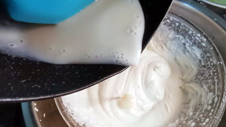 红薯慕斯蛋糕,吉利丁牛奶分批加入淡奶油中