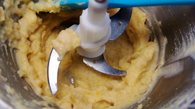 红薯慕斯蛋糕,红薯加<a style='color:red;display:inline-block;' href='/shicai/ 219'><a style='color:red;display:inline-block;' href='/shicai/ 219'>牛奶</a></a>，打成泥