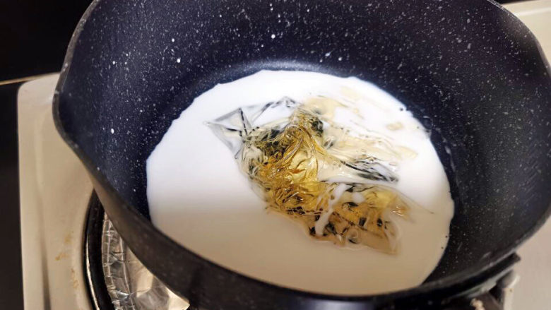 红薯慕斯蛋糕,牛奶加热，将吉利丁片融化