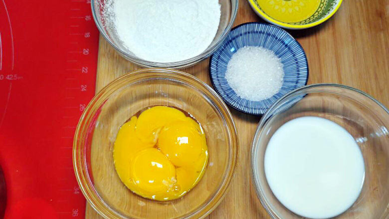 红薯慕斯蛋糕,<a style='color:red;display:inline-block;' href='/shicai/ 6303'>蛋糕胚</a>里的蛋黄液材料