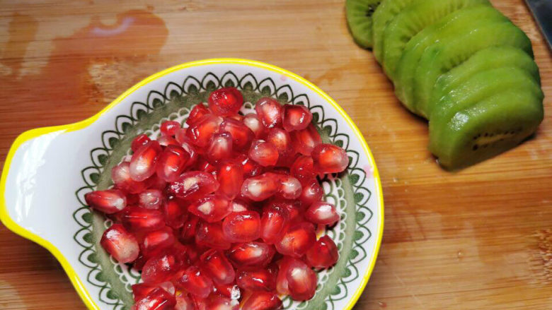 红薯慕斯蛋糕,奇异果切片，剥下的石榴子