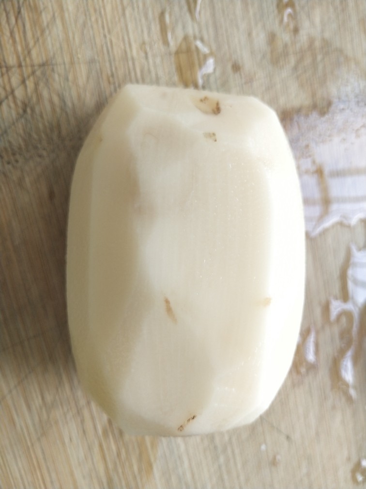 番茄藕丁,藕削皮