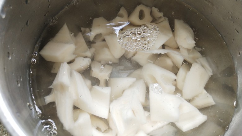 番茄藕丁,漂洗后放入水中泡一小会
