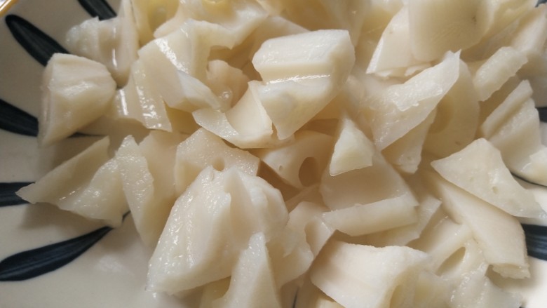 番茄藕丁,泡好后,沥干水分,放开水里面焯一下