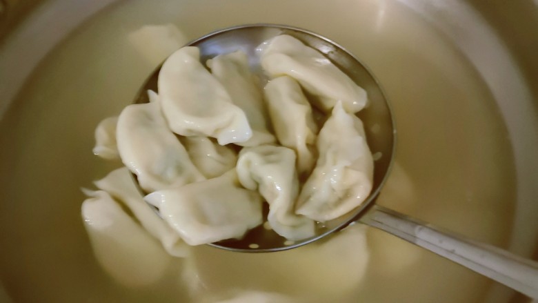 蛤蜊水饺,汤锅水烧开,下入饺子,煮熟出锅。