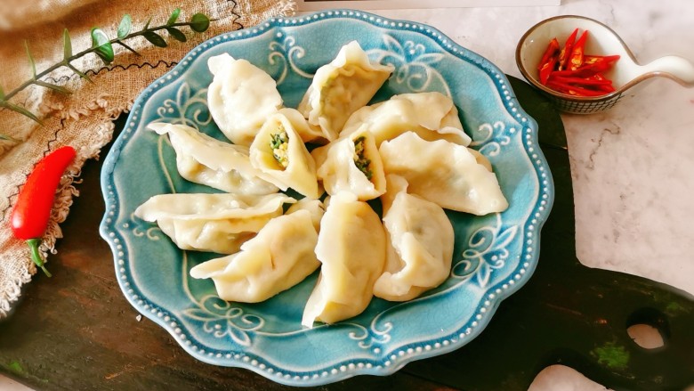 蛤蜊水饺,鲜香美味,配辣椒油或蘸醋食用。
