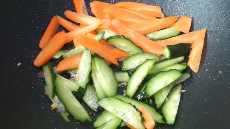 素炒山药,加入胡萝卜和青瓜