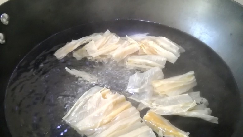 油皮五花肉,烧开水,加入腐竹,焯水3分钟