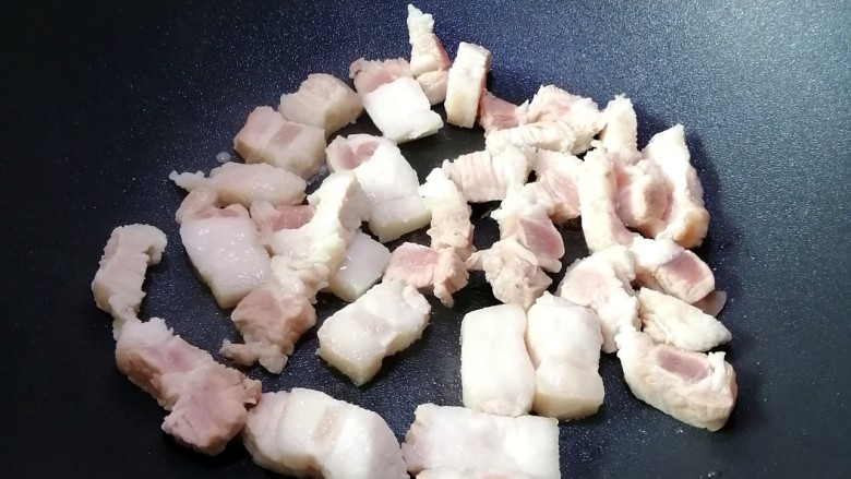 油皮五花肉,抹干锅的表面,加入五花肉,不用放油