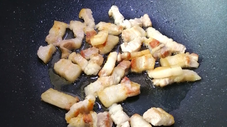 油皮五花肉,小火煎至两面金黄色,这时煎出不少猪油