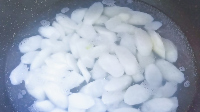素炒山药,锅内烧水,水开放入山药焯水20秒