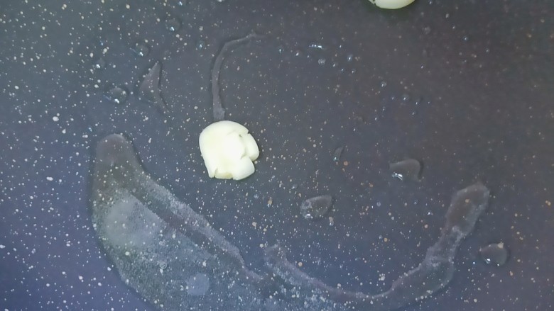 素炒山药,锅内再加上适量食用油,加入蒜瓣爆香