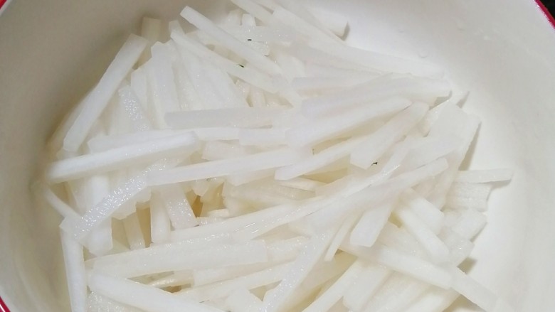 白萝卜炒鸡蛋,<a style='color:red;display:inline-block;' href='/shicai/ 26'>白萝卜</a>去皮,切丝