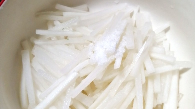 白萝卜炒鸡蛋,加入盐,抓匀,腌出部分水分